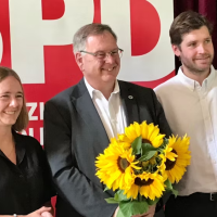 Christine Himmelberg, Wolfgang Panzer und Korbinian Rüger vor SPD Roll-ups