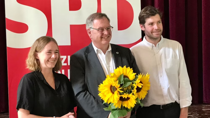 Christine Himmelberg, Wolfgang Panzer und Korbinian Rüger vor SPD Roll-ups